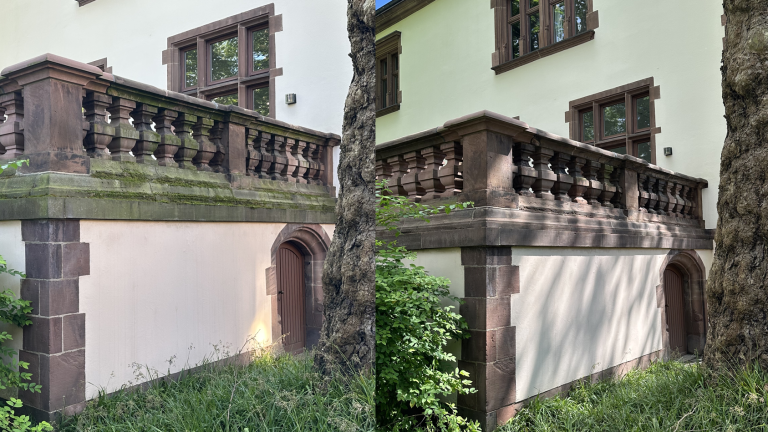 Zwei Ansichten eines historischen Gebäudes was unter Denkmalschutz steht, mit einem Balkon und verzierten Steinmauern. NRW Stiftung 